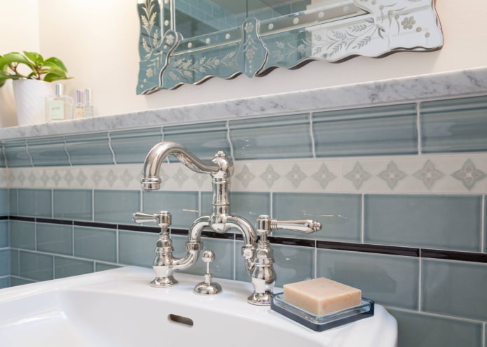 Sink mixer in silver