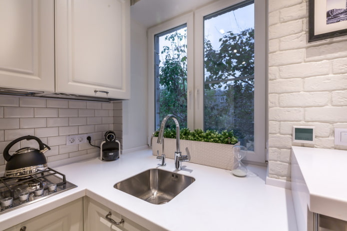 Sink in the windowsill