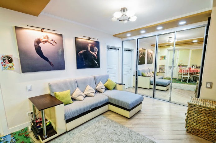 Sliding wardrobe with mirrors