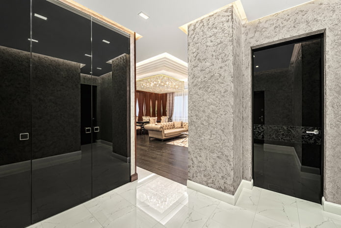 Decorative plaster in the hallway