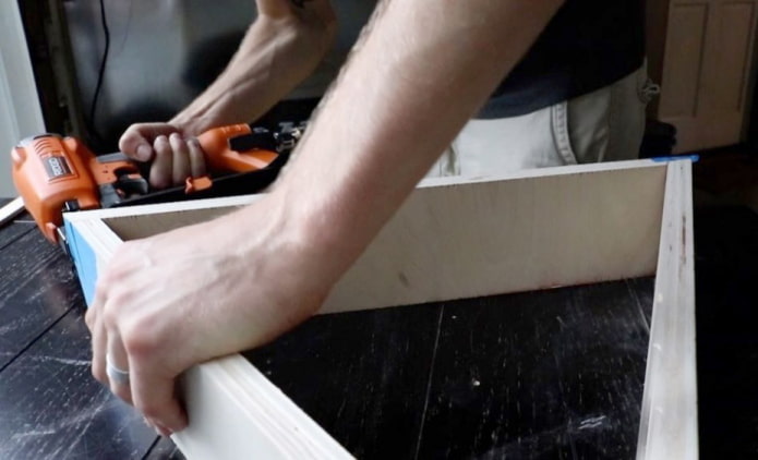 Assembling the shelf