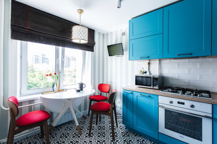arrangement of furniture in the interior of a small kitchen