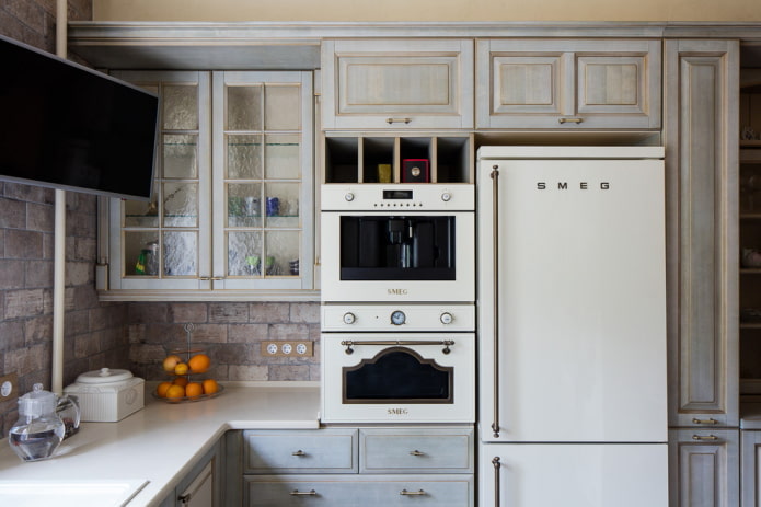 location of equipment in the interior of a small kitchen