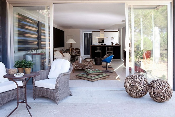 Passage to the living room