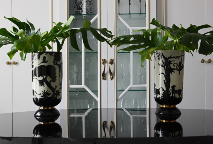 Vases with exotic motives