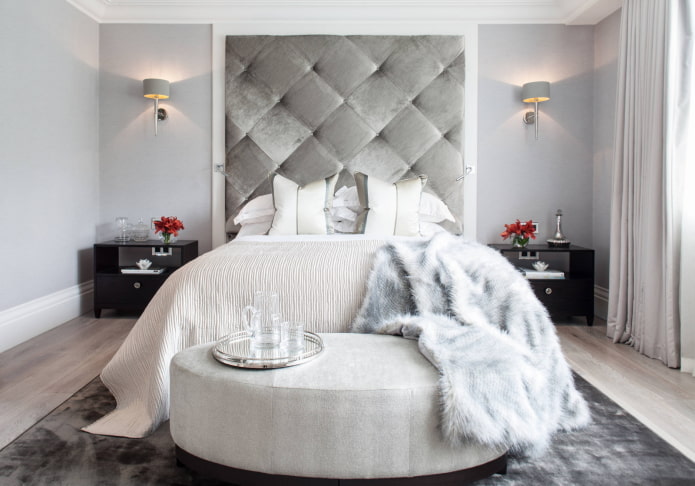 Modern classic wall sconce