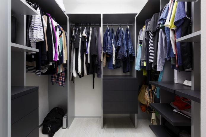 U-shaped wardrobe layout