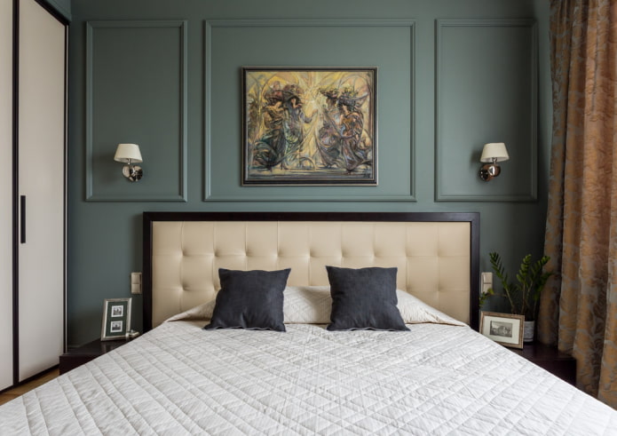 placement of wall moldings in the interior