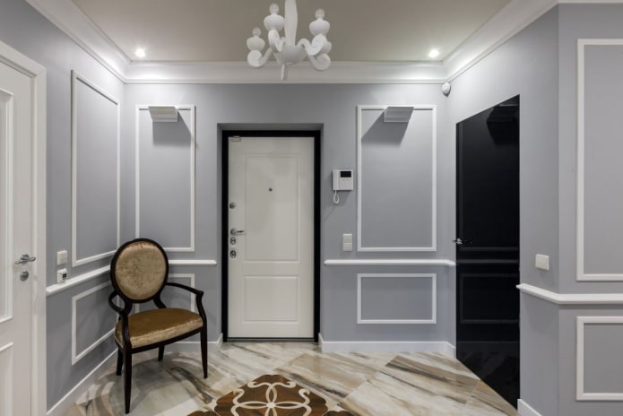 wall moldings in the interior of the hallway