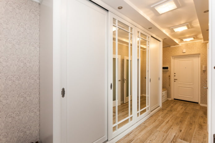 Mirror cabinet in the hallway Mirror cabinet in the hallway