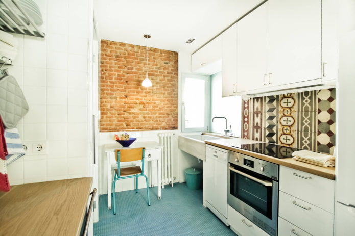 Apron with ornaments