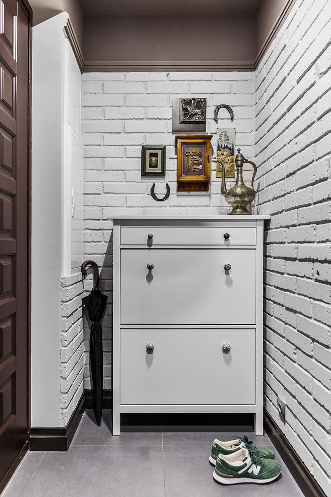 chest of drawers in the interior of a small corridor