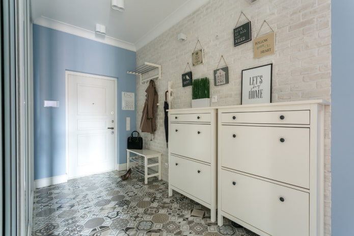 chest of drawers in the interior of the corridor