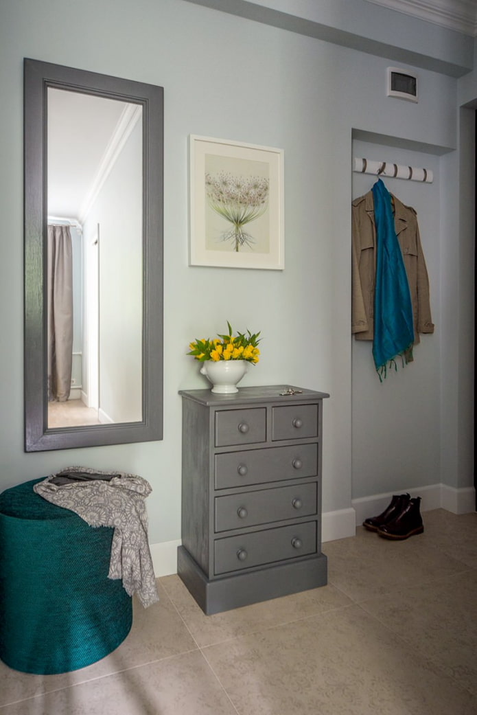 chest of drawers in the interior of the corridor