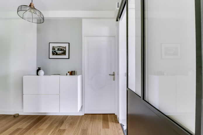 chest of drawers in the interior of the corridor