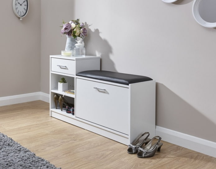 chest of drawers with a bench in the interior of the corridor