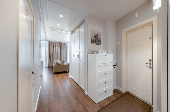 chest of drawers in the interior of the corridor