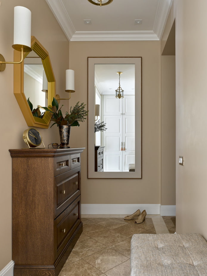 chest of drawers in the interior of a small corridor