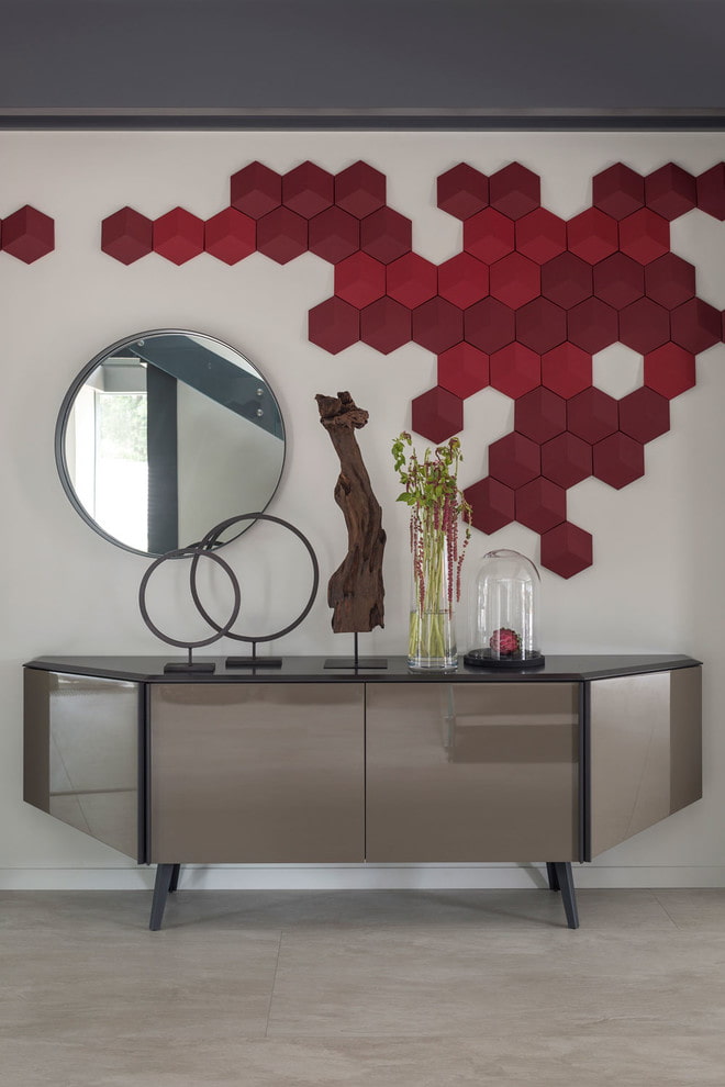 chest of drawers in the interior of the corridor