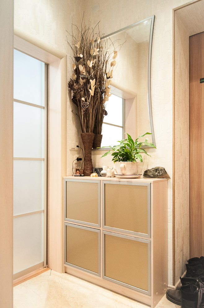 chest of drawers in the interior of the corridor