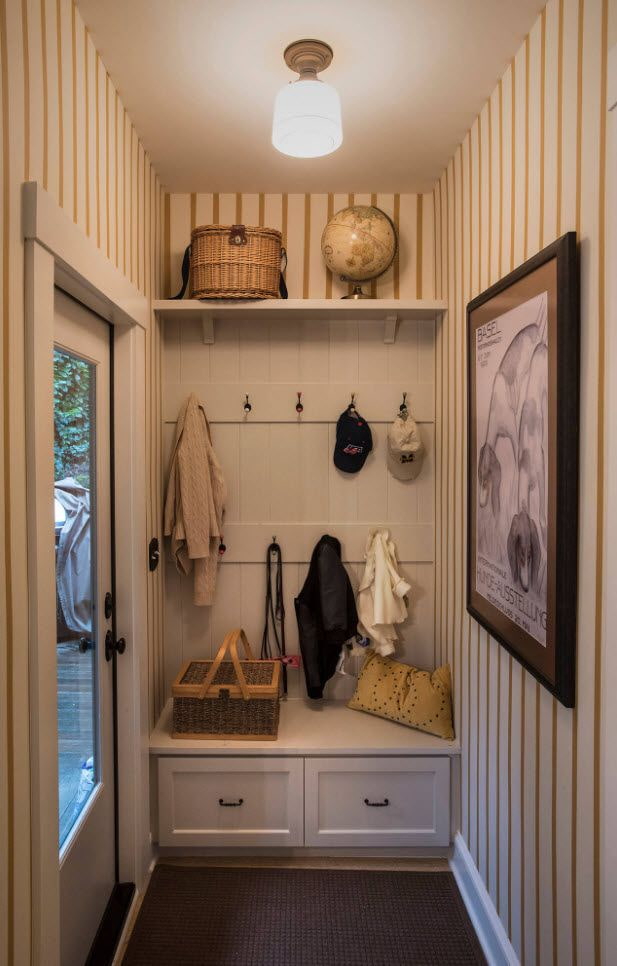 the location of the entrance hall in the interior of a narrow corridor