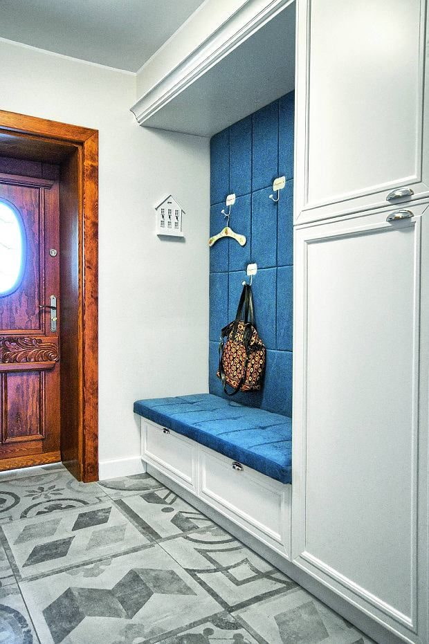 hallway color in the interior of a narrow corridor