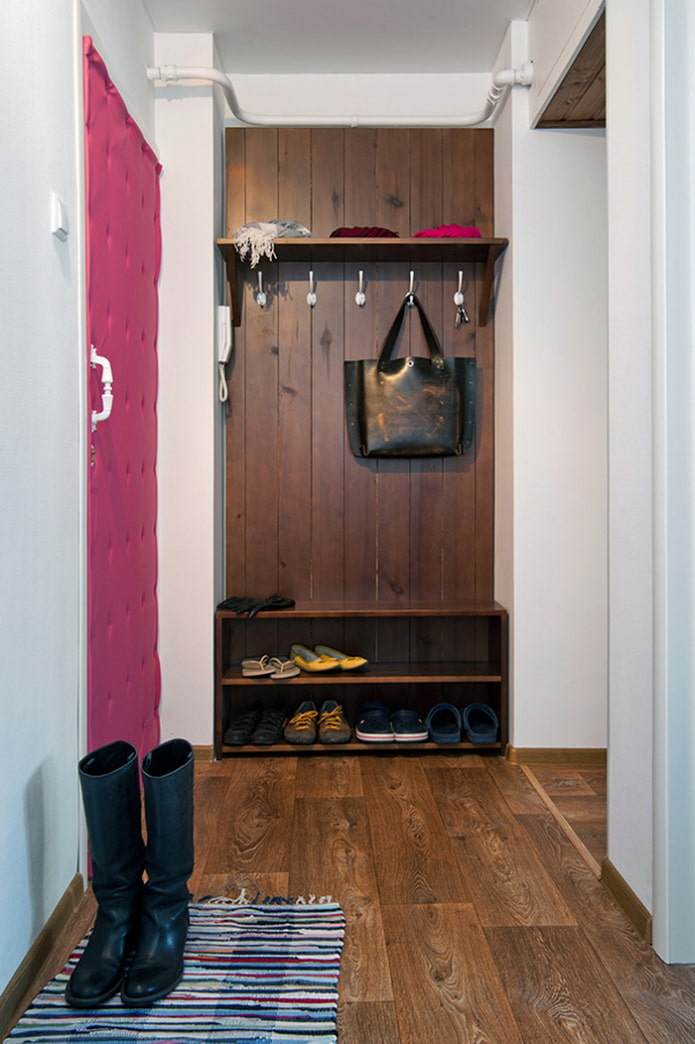 hallway color in the interior of a narrow corridor