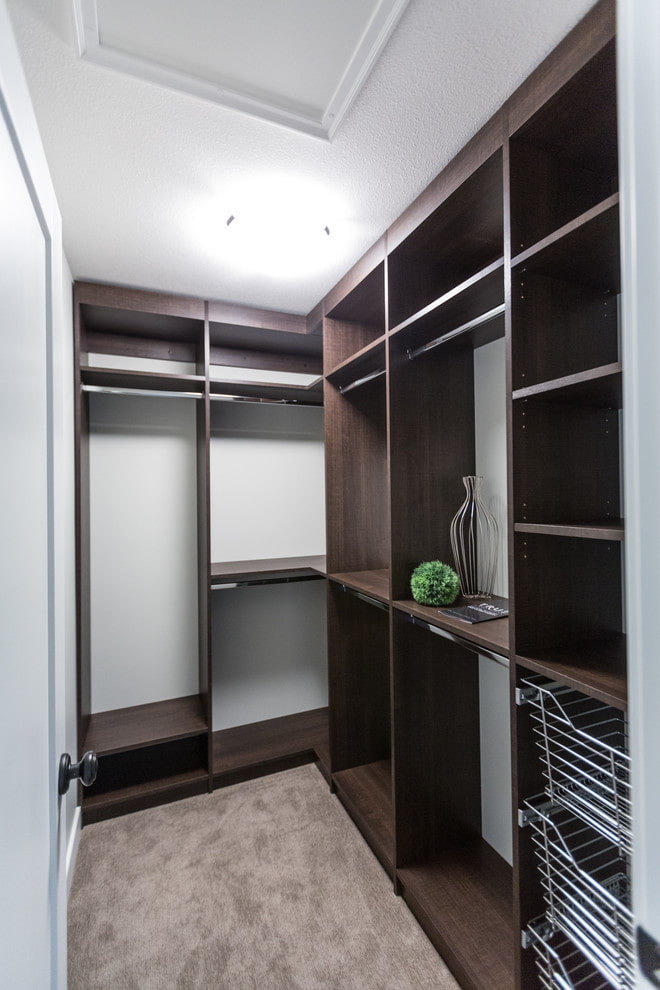 L-shaped arrangement L-shaped arrangement