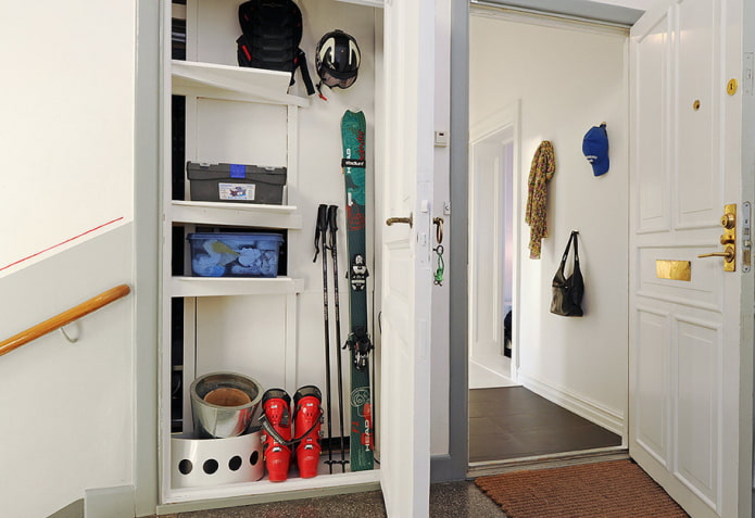 storage room in the interior of the corridor