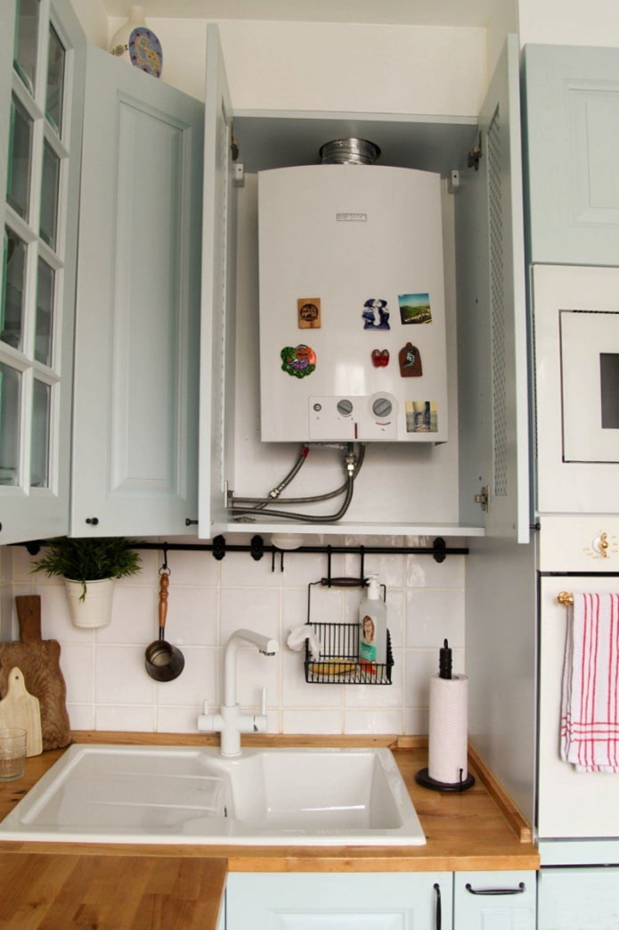 Column behind lattice facades Column behind lattice facades