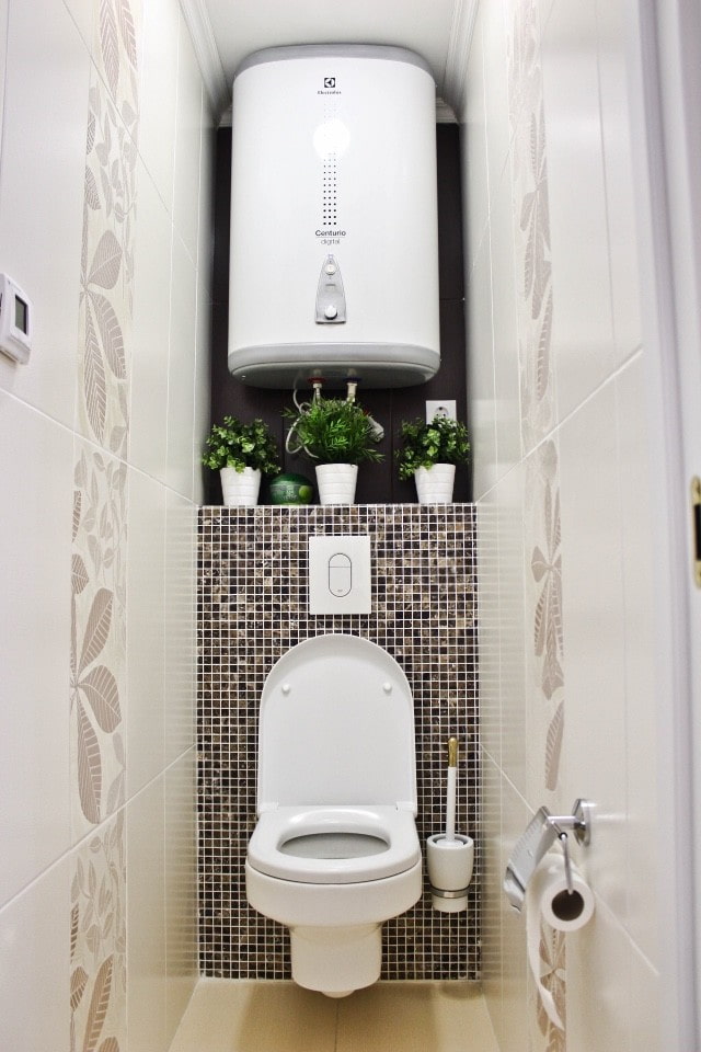 plumbing in the interior of the toilet in the Khrushchev apartment