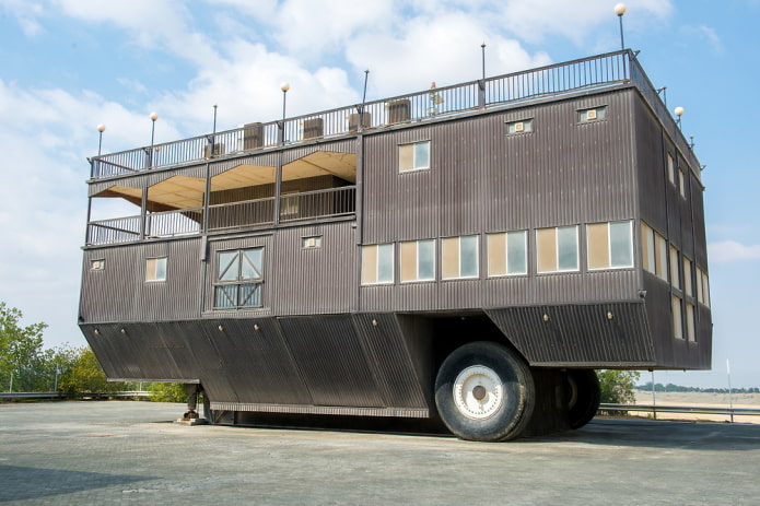 unusual motorhome on wheels