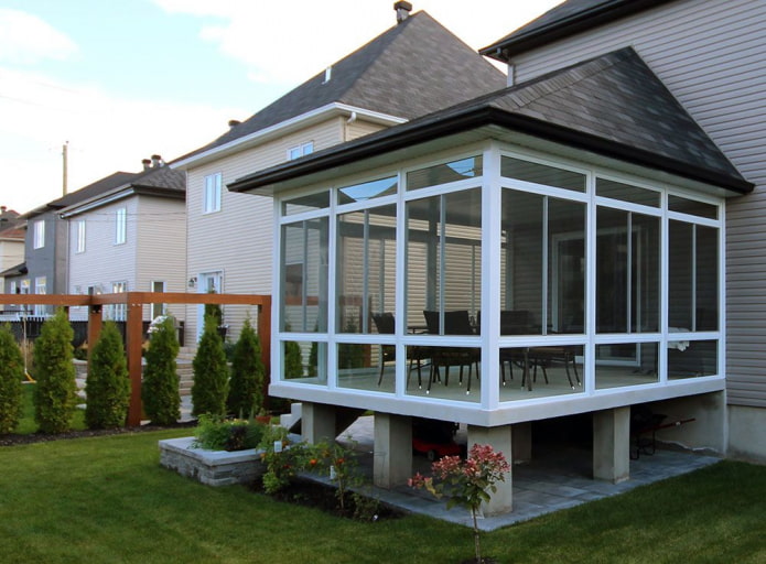 project of a house with a closed balcony