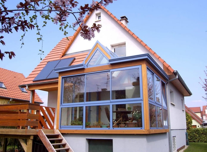 project of a house with a closed balcony