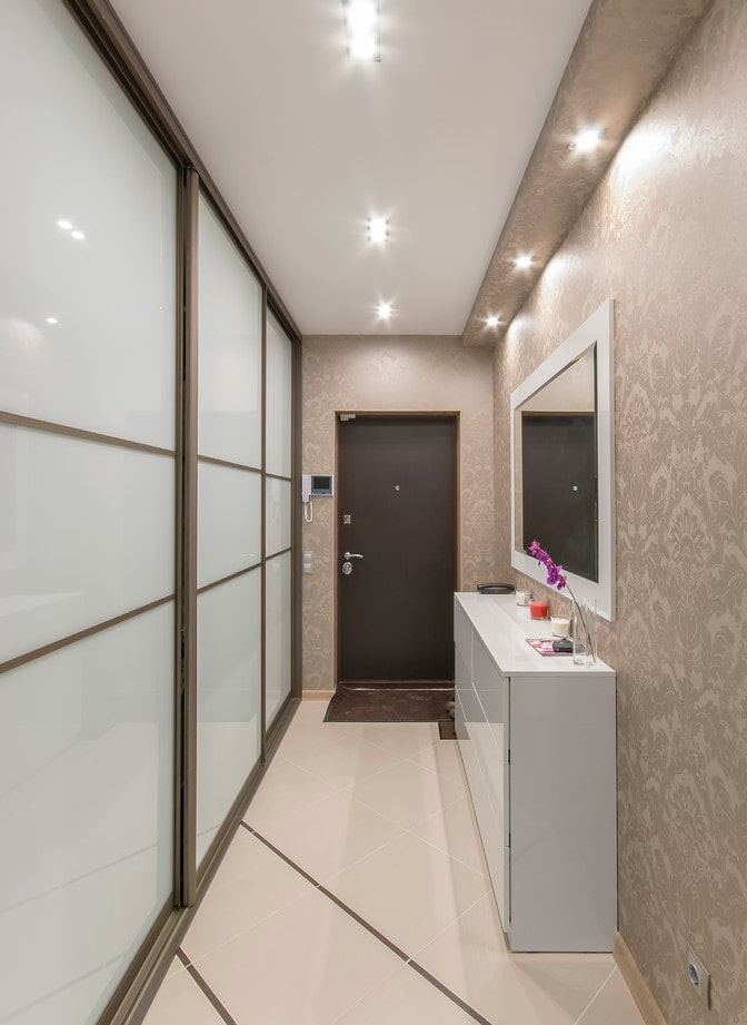 spot lighting in the interior of the corridor