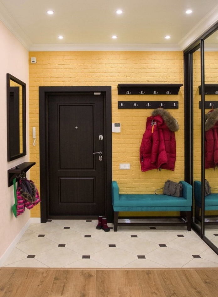 spot lighting in the interior of the corridor