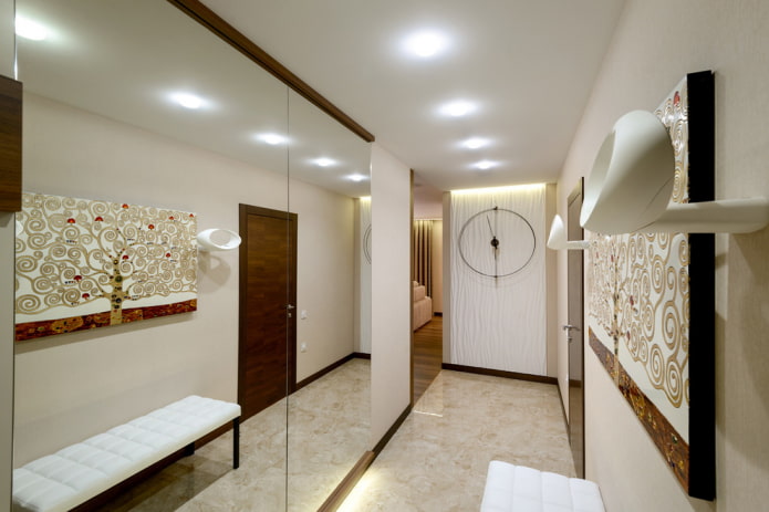 spot lighting in the interior of the corridor