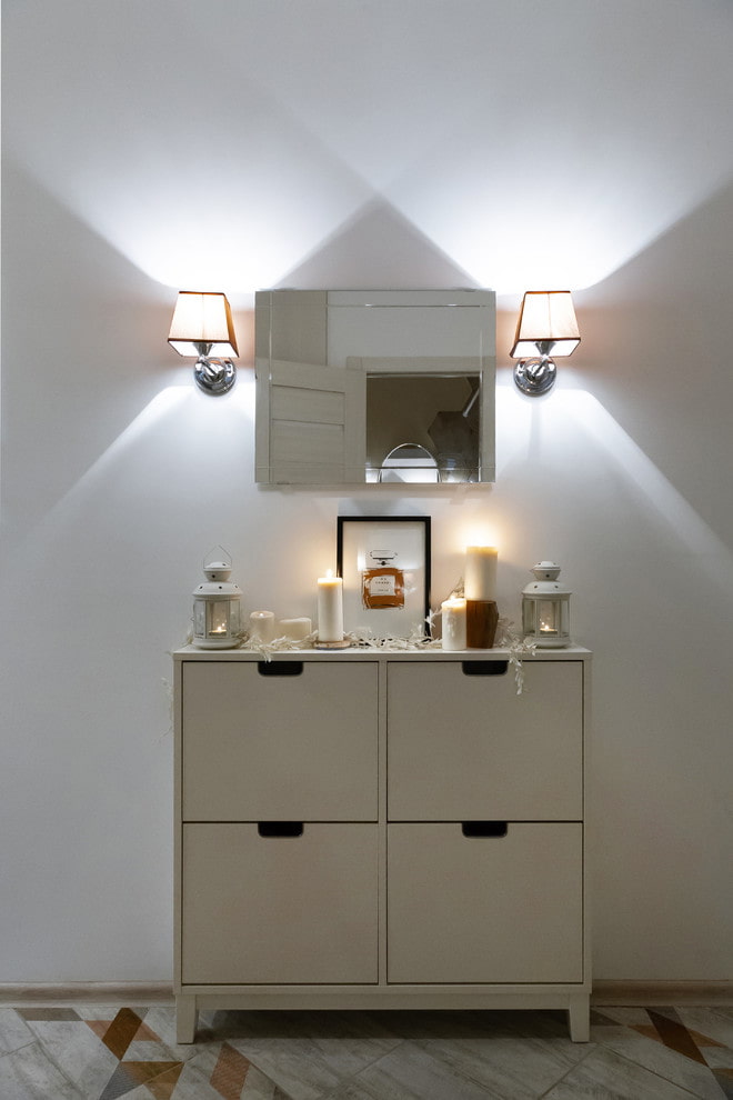 arrangement of lamps in the interior of the hallway