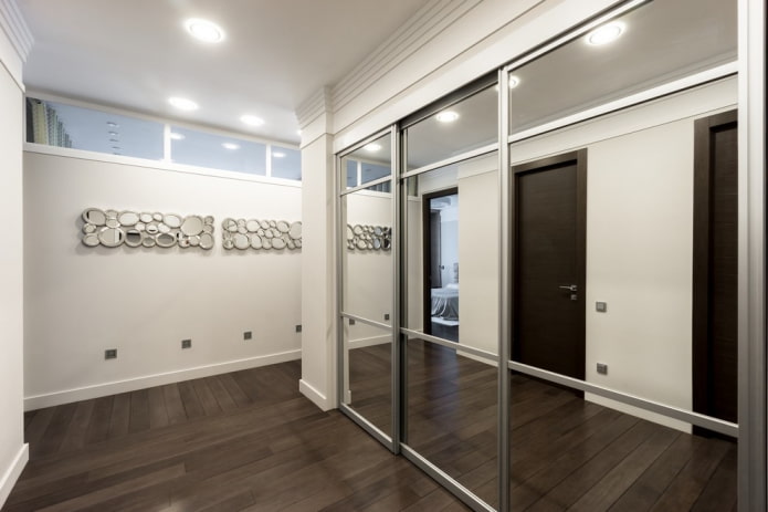 lighting in the interior of the hallway L-shaped