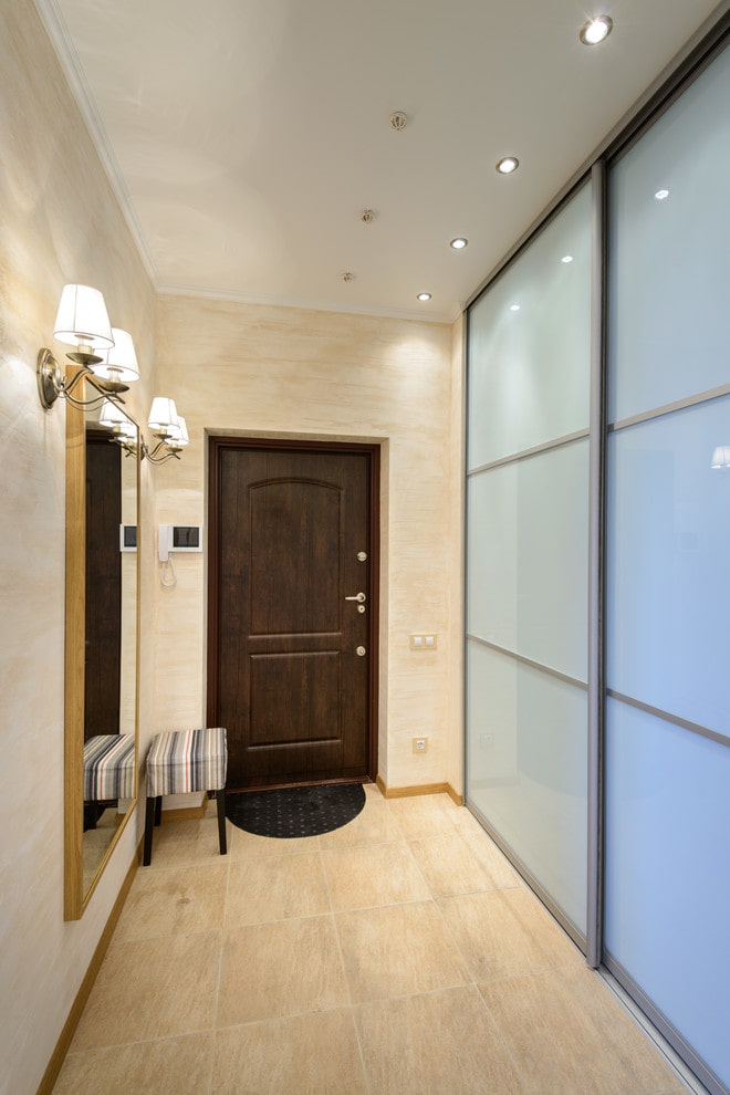 arrangement of lamps in the interior of the hallway