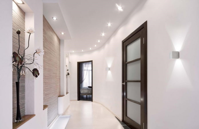 lighting in the interior of the corridor