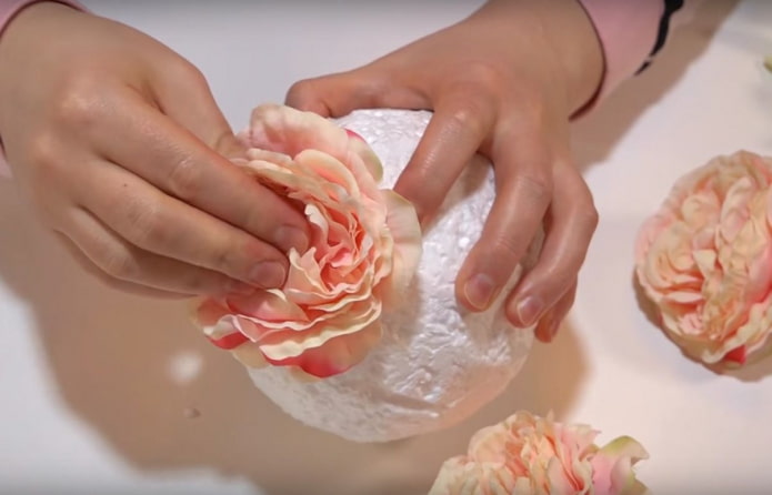 We glue large flowers We glue large flowers