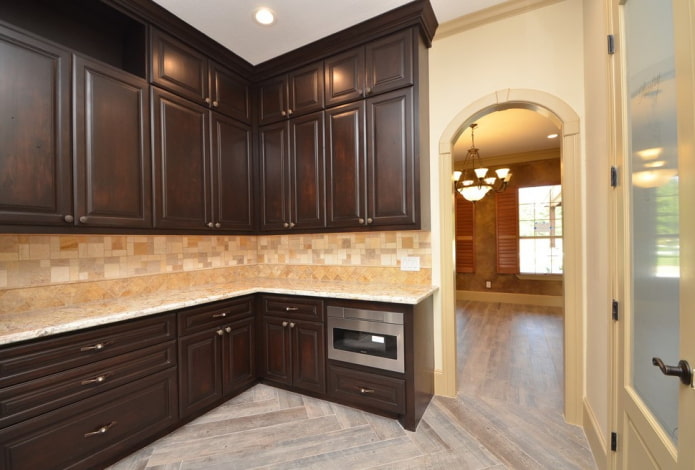 an arch instead of a door in the interior of the kitchen
