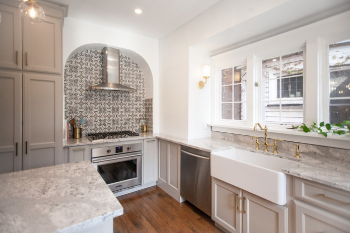 decorative arch in the interior of the kitchen