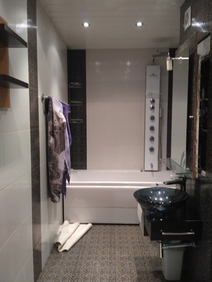 Bathroom before renovation Bathroom before renovation