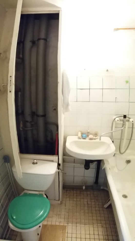 Bathroom before renovation