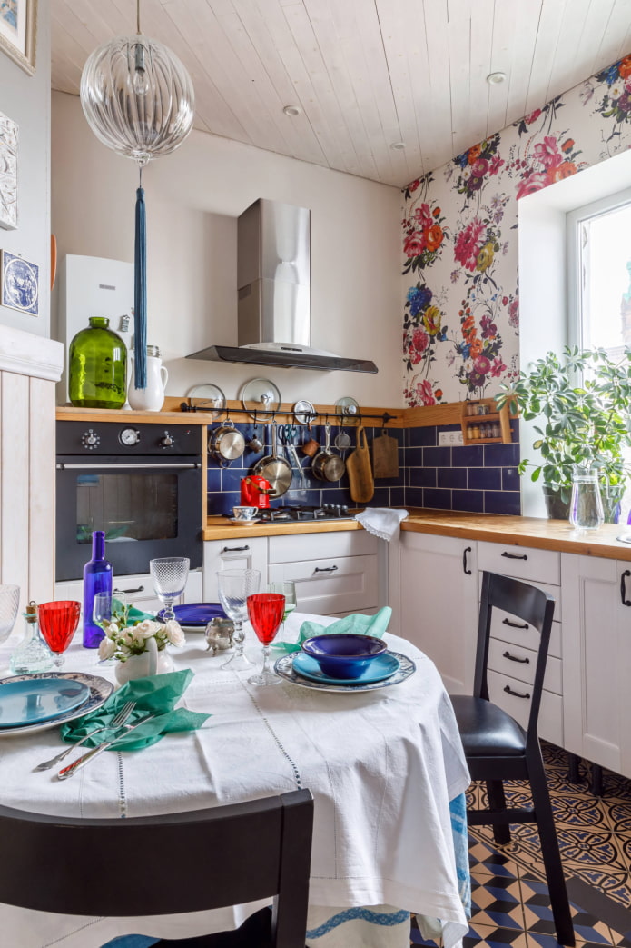 Bright wallpaper and dishes Bright wallpaper and dishes