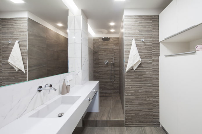 wall decoration with tiles in the bathroom