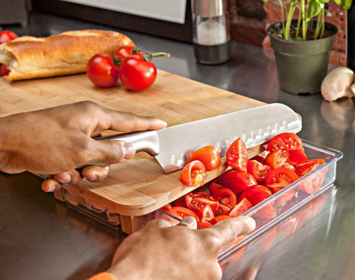 Board with pull-out tray Board with pull-out tray