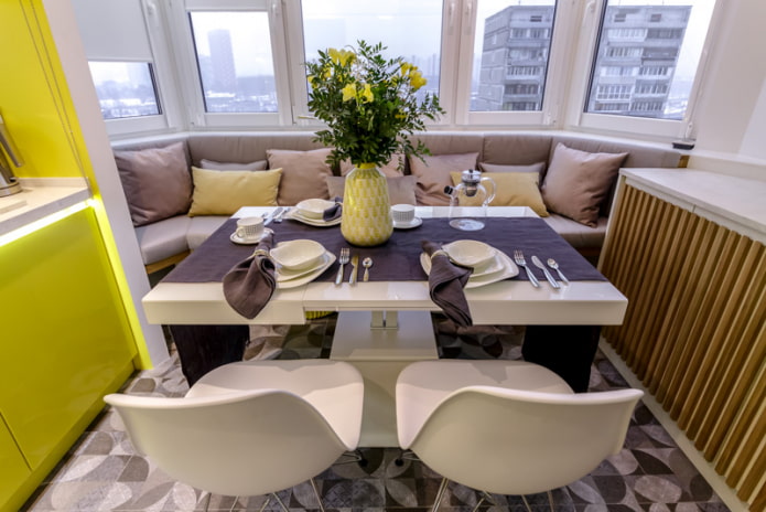 dining area in the bay window